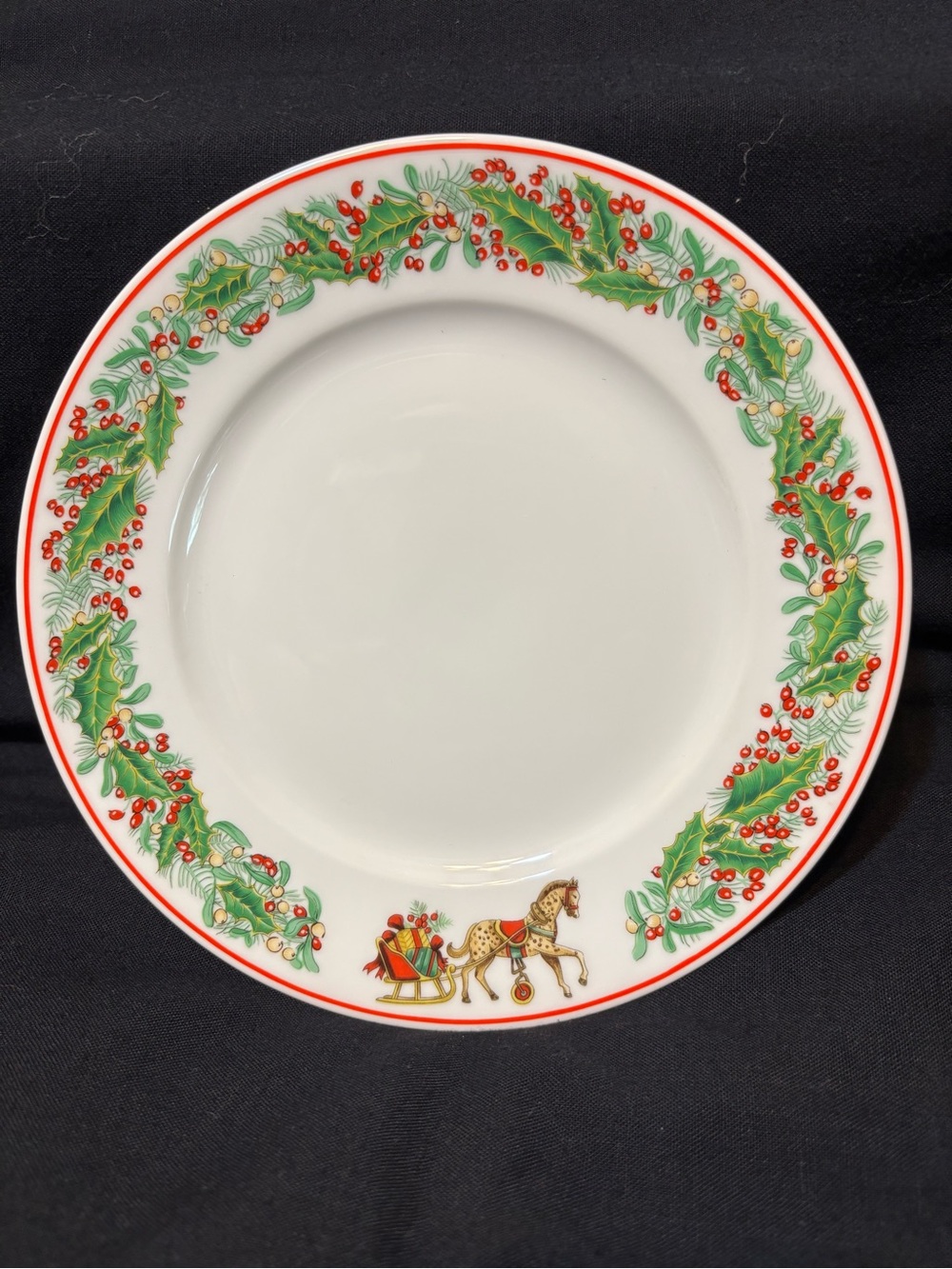 Vista Alegre Christmas Magic Desert Plate with Horse & Sleigh with Presents